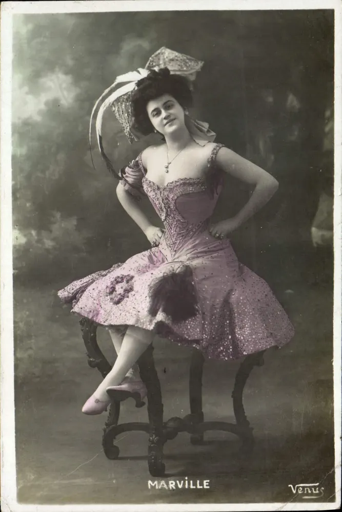 Marville — Frau in einem pinken Federkleid — Venus - Vorderseite