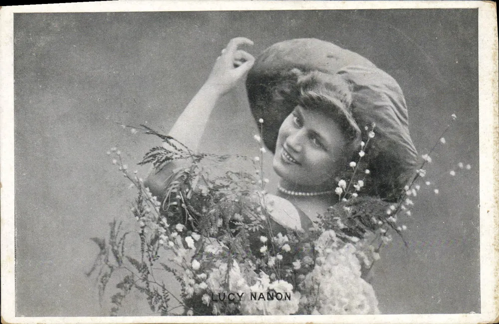 Lucy Nanon — Lächelndes Portrait mit Blumenstrauß — Karteikarte - Vorderseite