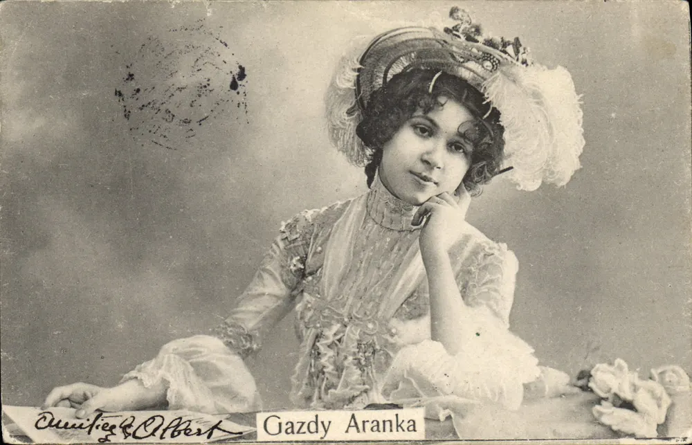 Gazdy Aranka — Portrait einer jungen Frau im eleganten Kleid — Verlag: Czim & Albert - Vorderseite