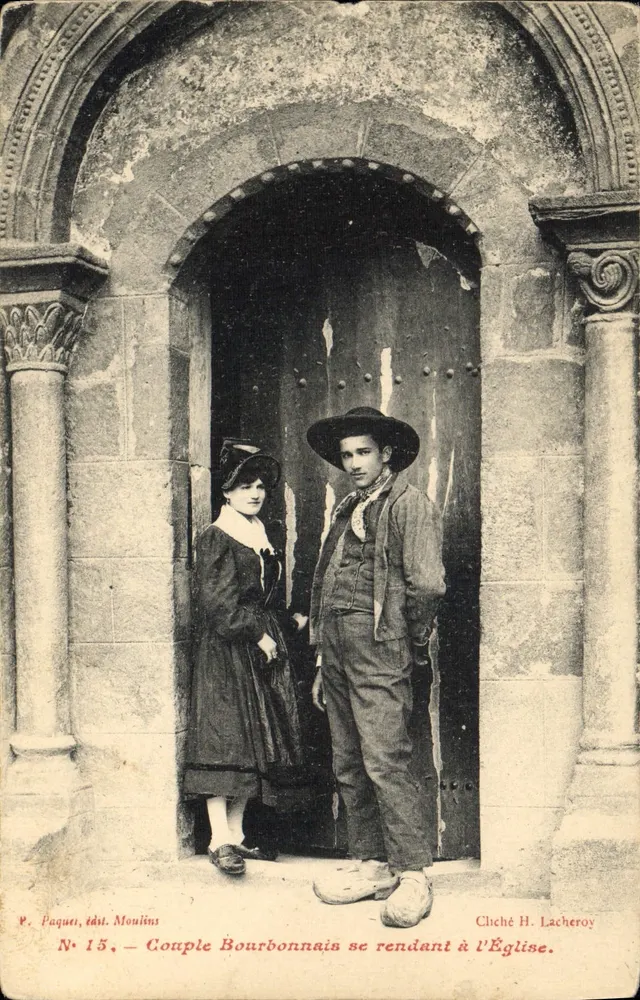 Casal Bourdonnais se dirigindo à Igreja — P. Paquet, ed. Moulins, N° 15 - Frente