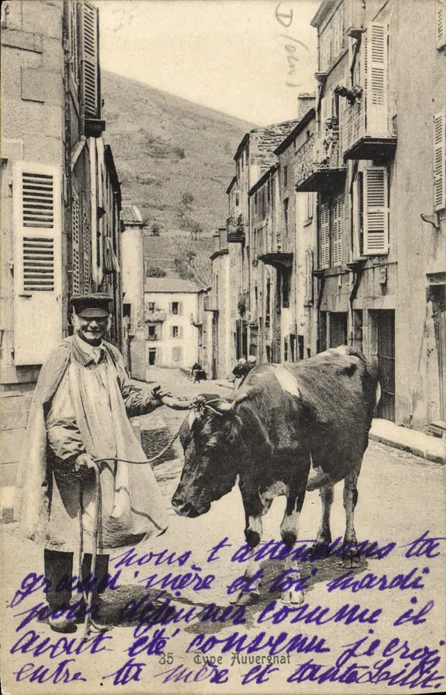 Um homem com uma vaca em uma rua de aldeia — Tipo Auvergnat n°35 - Frente