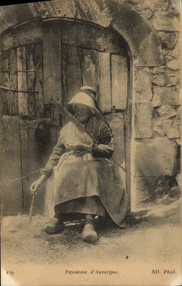 Boerenvrouw uit Auvergne — ND. Fot. — n° 129 - Voorkant