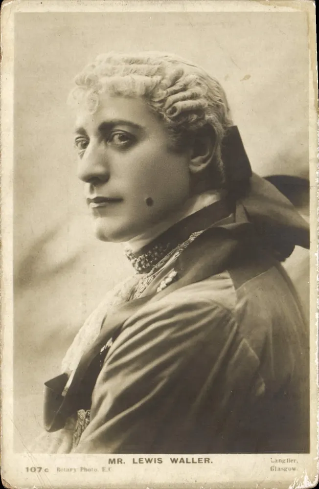 Mr. Lewis Waller — portrait en costume historique — Rotary Photo. E.C. Glasgow, n° 107c - Recto