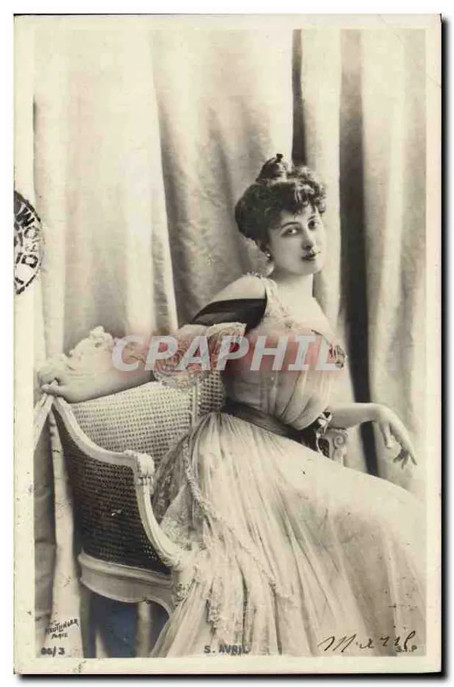 S. AVRIL — Portrait einer Frau in eleganter Kleidung — Photographie von M. HOUTJUNAR, Paris - Vorderseite