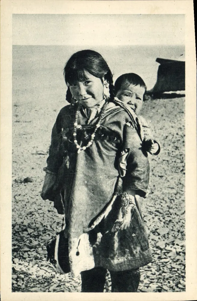 Mujer tibetana llevando un niño — Serie 6 — Imprenta Réunies de Nancy - Anverso