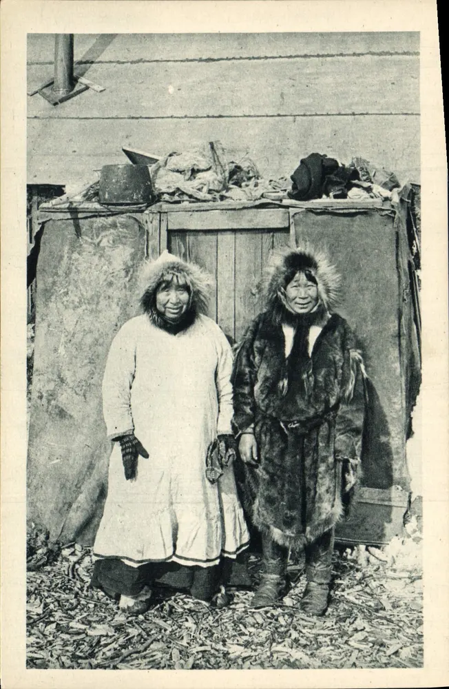 Zwei Inuit-Frauen — vor einer Holzhütte — Imprimeries Idéma de Nancy, Serie 6 - Vorderseite