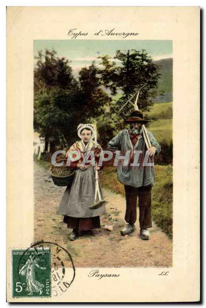 Paysans d'Auvergne — couple en tenue traditionnelle sur chemin rural — éditeur L.C. - Frente