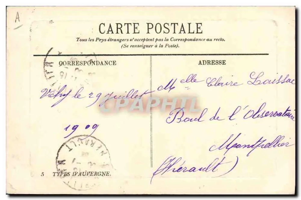 Paysans d'Auvergne — couple en tenue traditionnelle sur chemin rural — éditeur L.C. - Verso