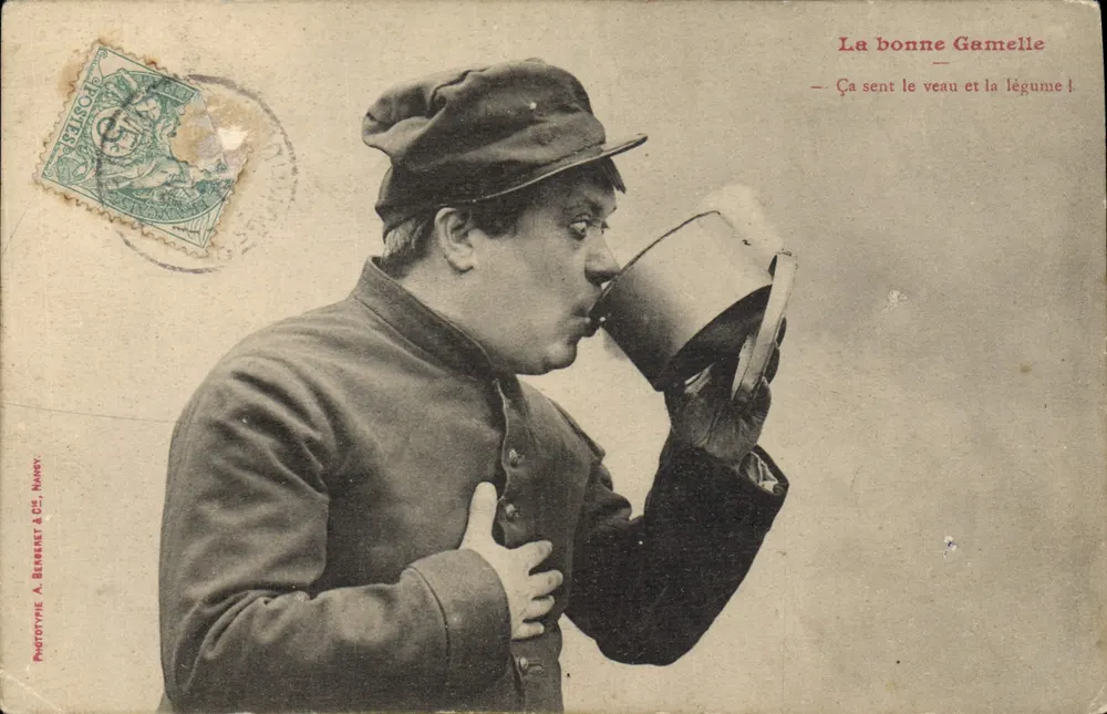 Soldat, der aus einer Feldküchenkelle trinkt — La bonne Gamelle — Phototypie A. Beneney & Cie, Nancy - Vorderseite