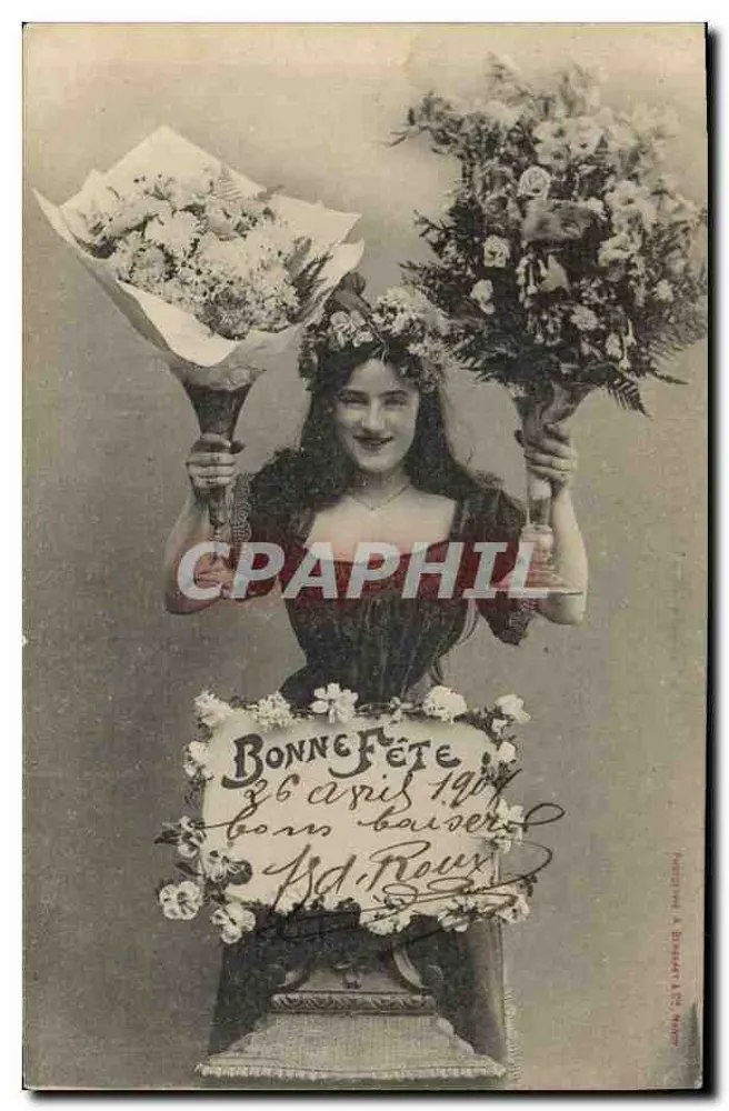 Frau in dunktem Kleid mit zwei Blumensträußen — Frohe Geburtstagskarte 26. April 1904 — Phototypie A. BERNARD & Cie, NANTES - Vorderseite