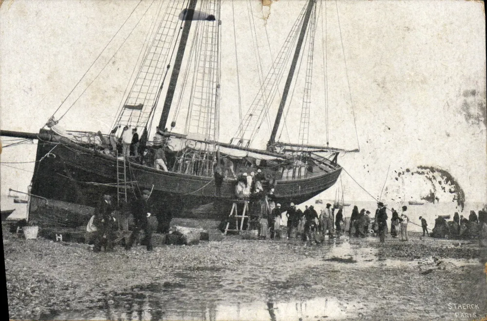 Bateau à voile sur une plage — scène de débarquement — éditeur STAERCK PARIS - Frente
