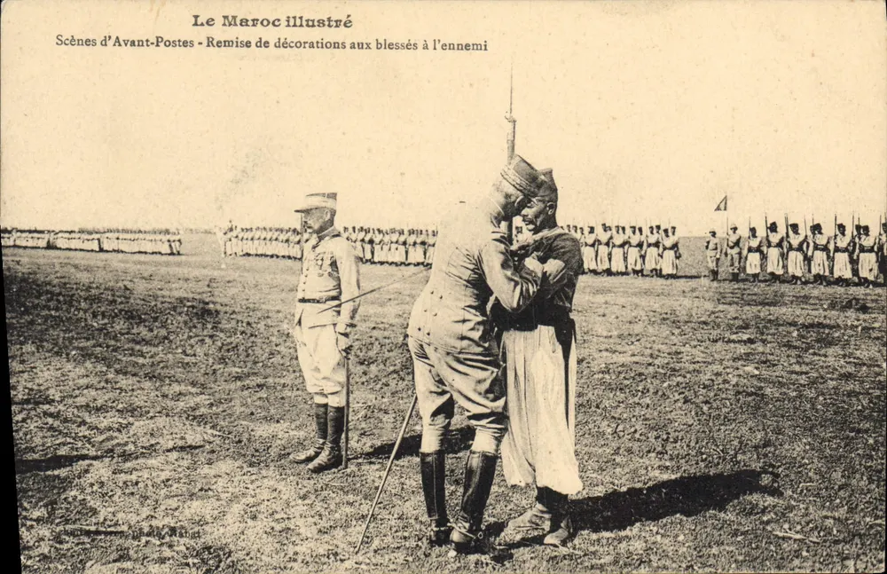 Szenen vom Fronte — Verleihung von Orden an verwundete Feinde — Le Maroc illustré - Vorderseite