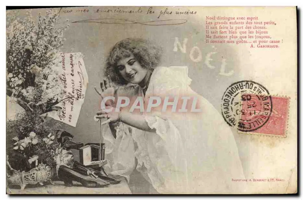 Femme souriante avec chaussures et fleurs — Phototypie A. Benderet & Cie, Nancy - Vorderseite