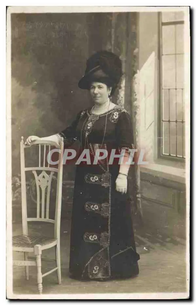 Frau in dunktem Kleid und Hut — Studio — unbekannter Verlag - Vorderseite