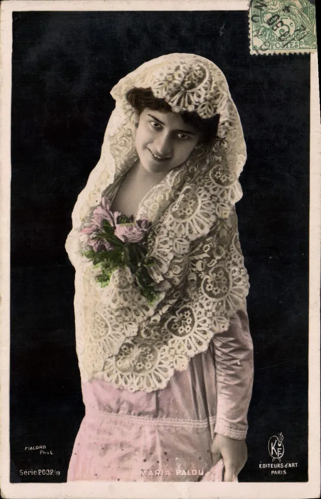 Maria Palou — junge Frau in besticktem Schleier mit Blumenstrauß — Fialdro Phot. Serie 2032/19, Éditeurs d'Art Paris - Vorderseite