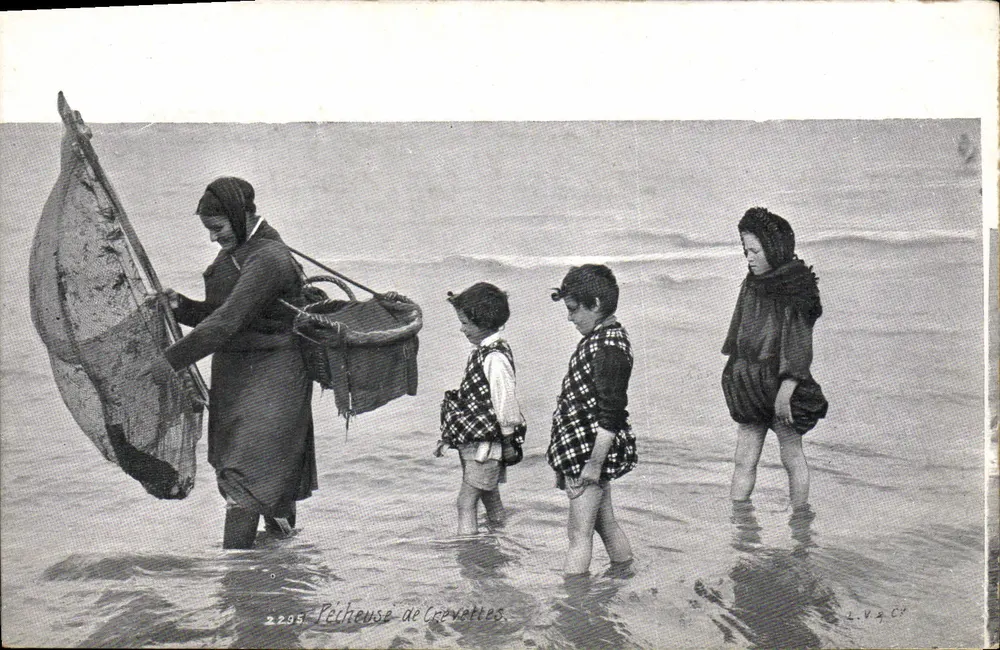 Pescadora de camarões — praia — L.V.G. C.F. n°2205 - Frente