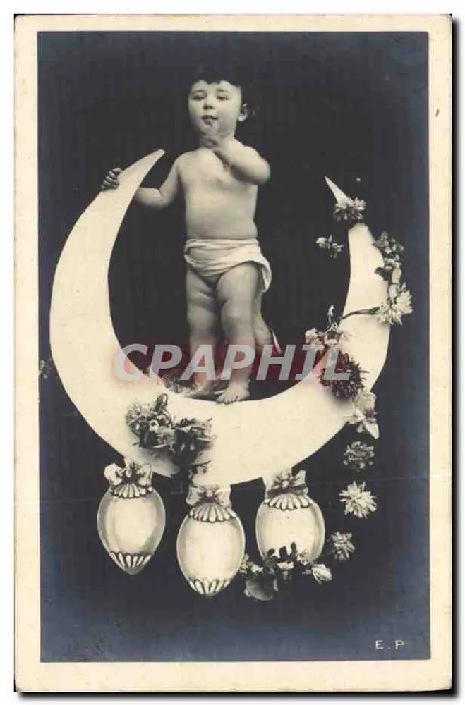 Bebê sobre um crescente de lua — decoração floral e objetos suspensos — E.P. (editor) - Frente