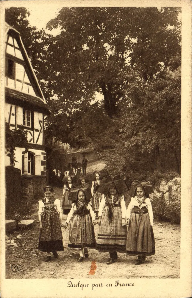 Mujeres en trajes tradicionales — Algún lugar en Francia — C.S.P. (editor) - Anverso