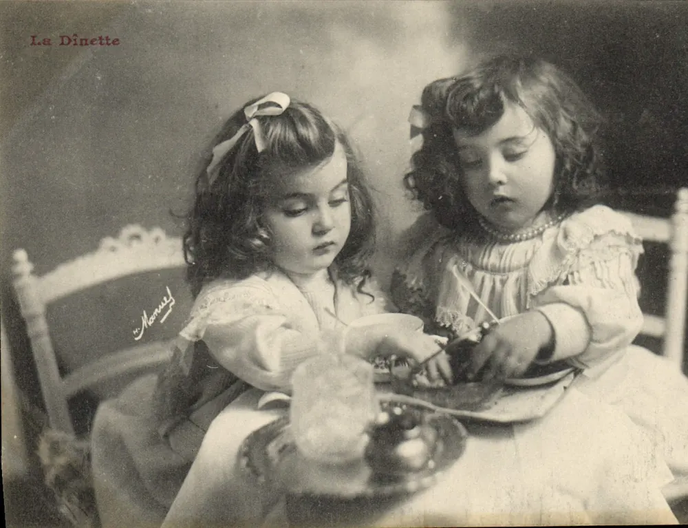 Duas pequenas meninas à mesa — A Dinette — Manual - Frente
