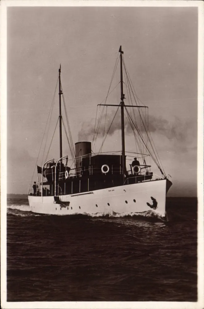 Navio a vapor — vista no mar - Frente
