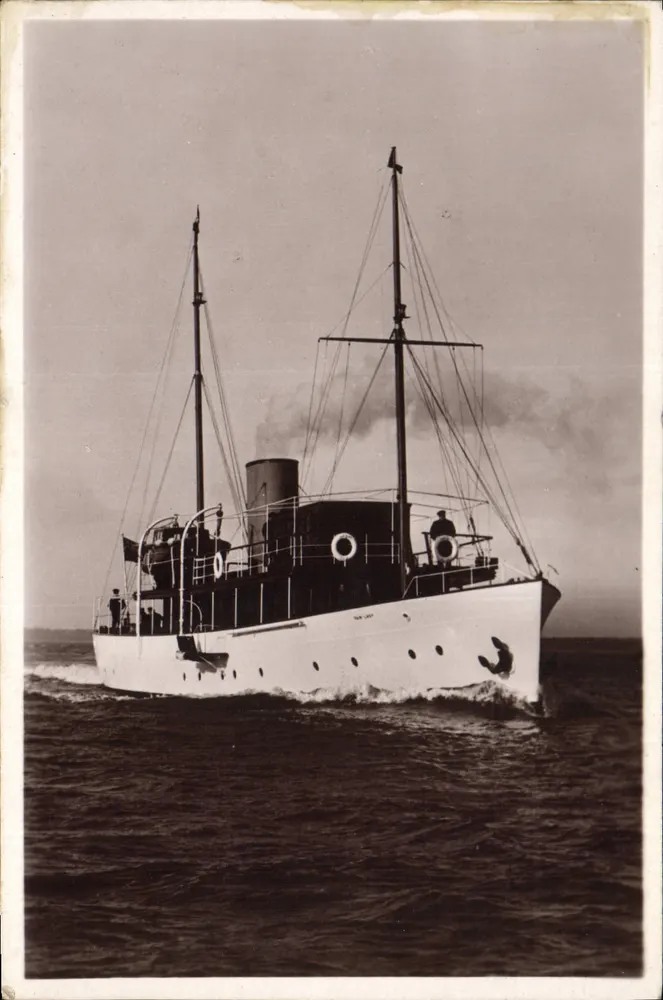 Navio de guerra — vapor com casco branco - Frente