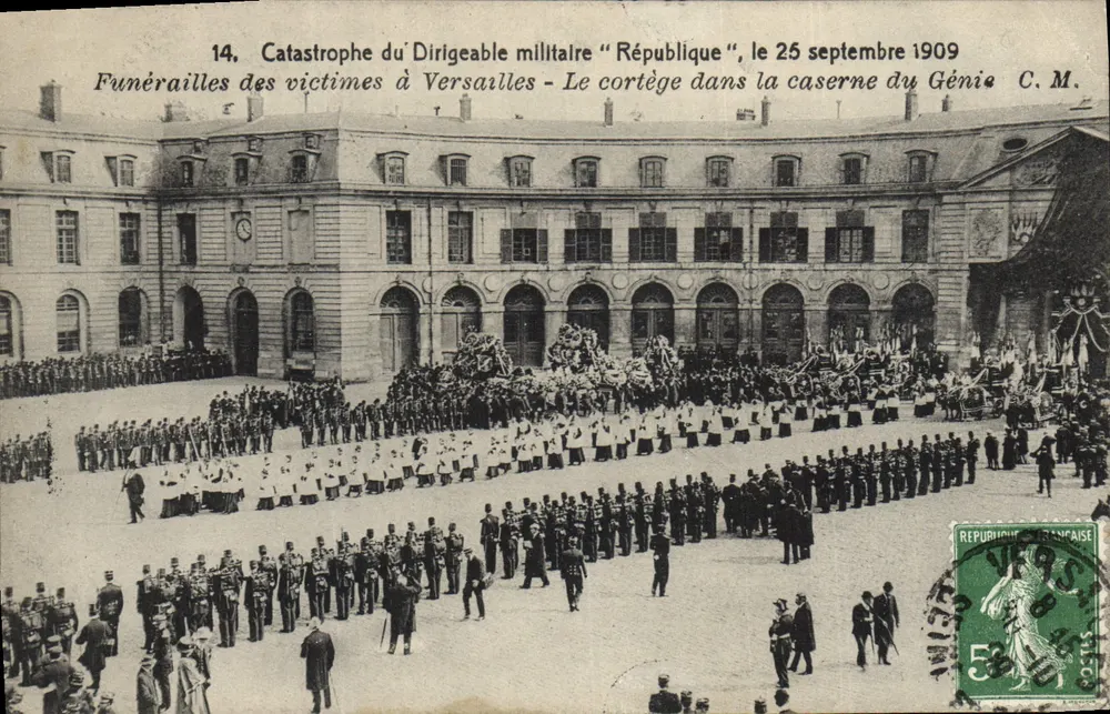 Trauerzug für die Opfer des militärischen Luftschiffes "République" — Prozession in Versailles — C.M. — n°14 - Vorderseite