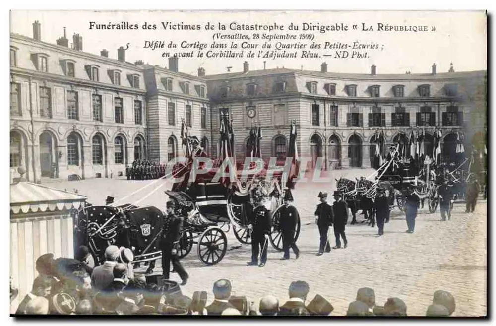 Trauerfeier für die Opfer des Luftschiffunglückes « LA RÉPUBLIQUE » — Prozession im Hof des Quartiers der Petites-Écuries, Versailles, 28. September 1909 — ND Fotografie - Vorderseite