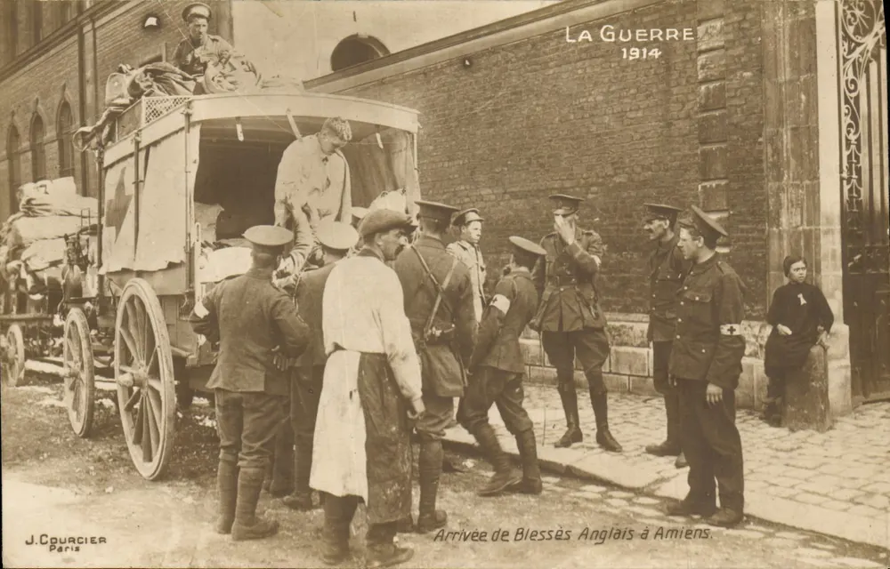 Chegada de Feridos Ingleses a Amiens — A Guerra 1914 — J. Courcier Paris - Frente