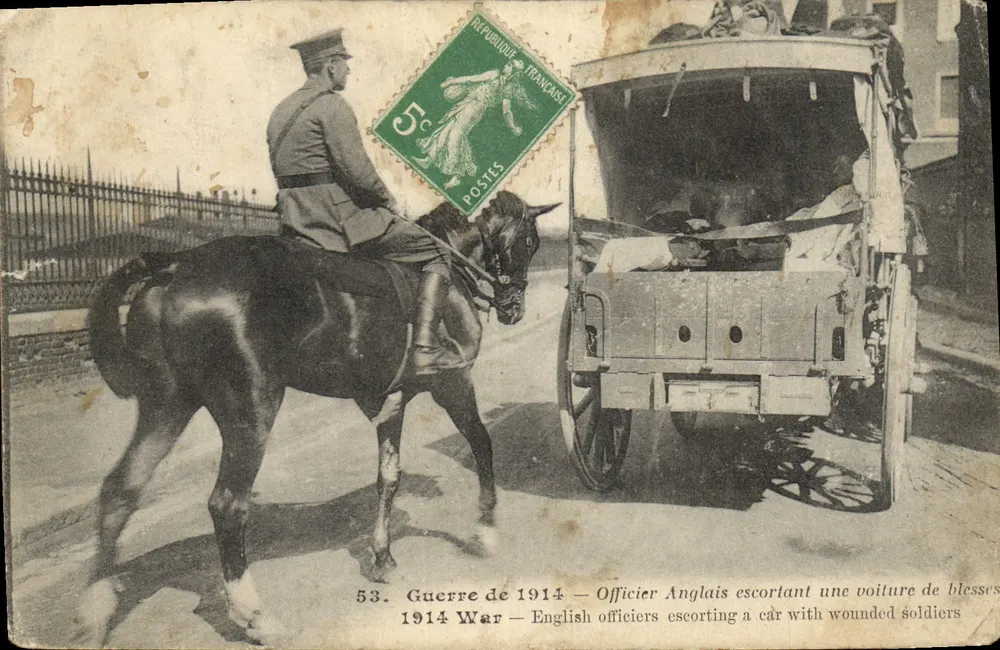 Offizier Engländer begleitend ein Auto mit Verwundeten — Krieg 1914 — Verleger nicht sichtbar - Vorderseite