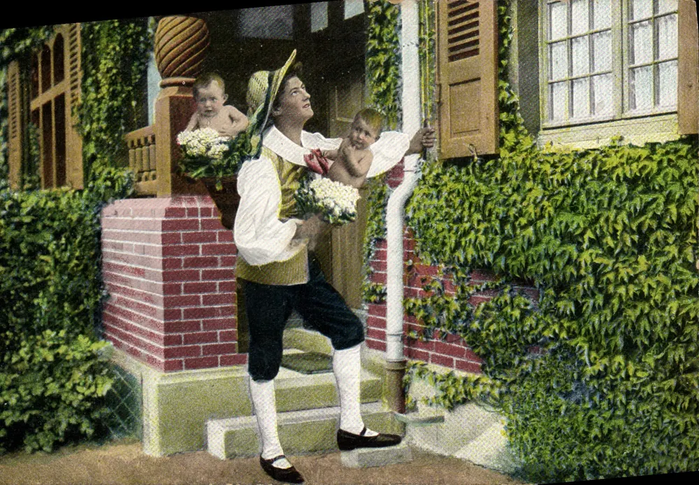Mujer sosteniendo a dos niños frente a una casa — serie 340 - Anverso