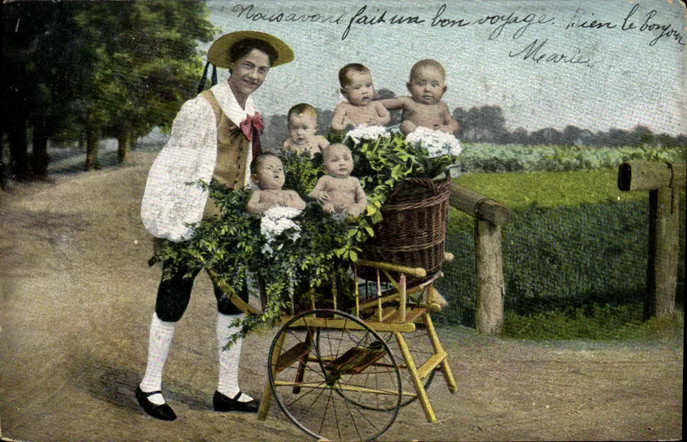Mulher com cinco bebês em um landau — Série 348 — União Postal Universal - Frente