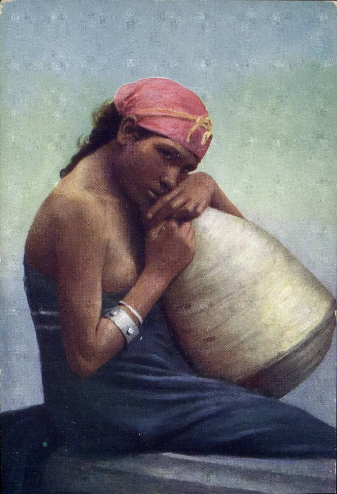 Frau im Sitzen mit einem großen Vase — Ägypten — Tuck's Post Card n°A - Vorderseite