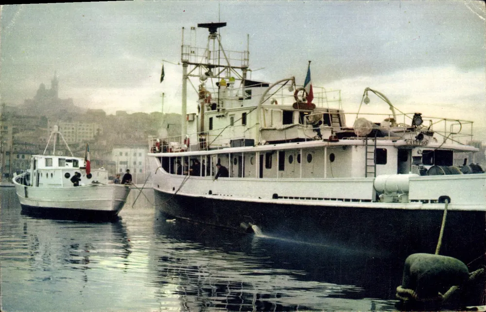 La Calypso — Navire de Recherches appartenant aux Campagnes Océanographiques Françaises (Ct Jacques-Yves COUSTEAU) — Éditeur : COMITÉ NATIONAL DE L'ENFANCE - Frente