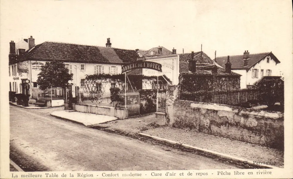 Anbau des Hotels - Perraguen - Tisch der Region - Moderne Bequemlichkeit - Luft- und Ruhekur - Freifischen im Fluss - Vorderseite