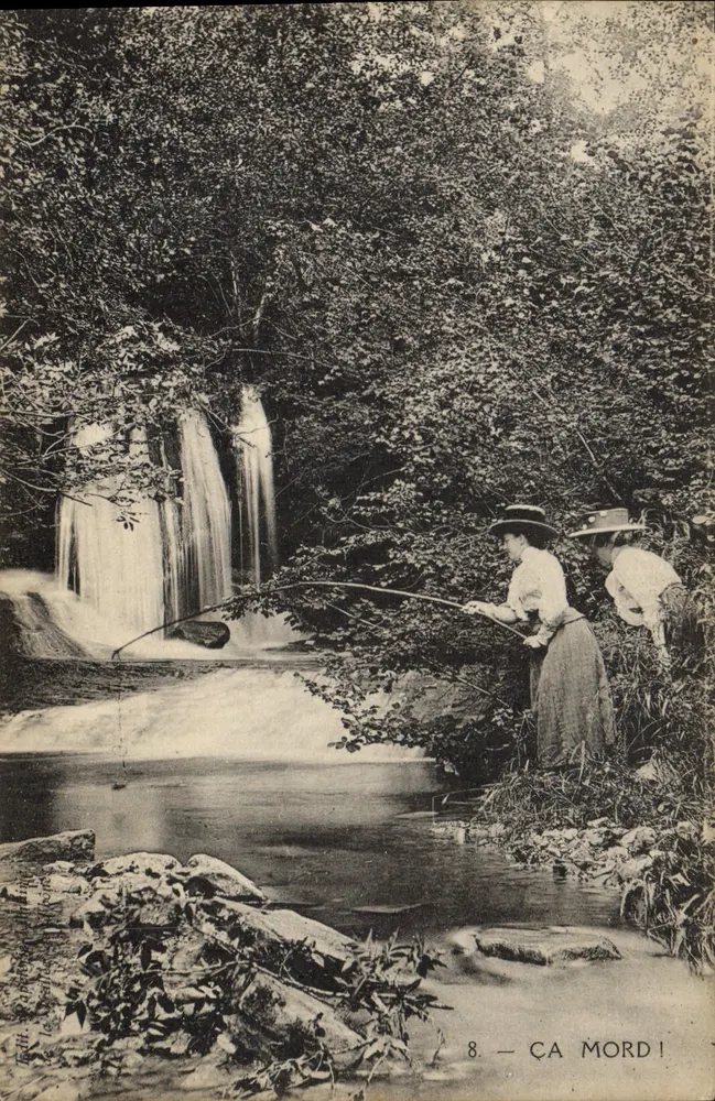 Duas mulheres pescando perto de uma cascata — 8. — ÇA MORD ! — Foto G. A. ROUGET, PARIS - Frente