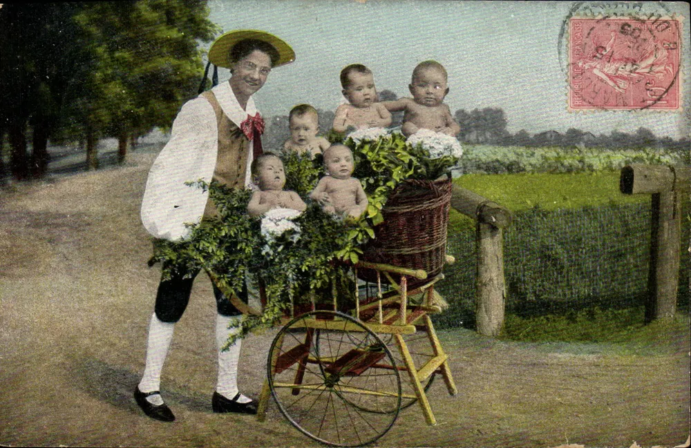Frau mit fünf Babys in einem Kinderwagen — Garten-Szene — unbekannter Verlag - Vorderseite
