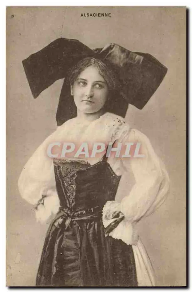 Alsaciana — mulher com traje tradicional e grande chapéu preto — editada pela Imprensa E. Le Deley, Paris - Frente