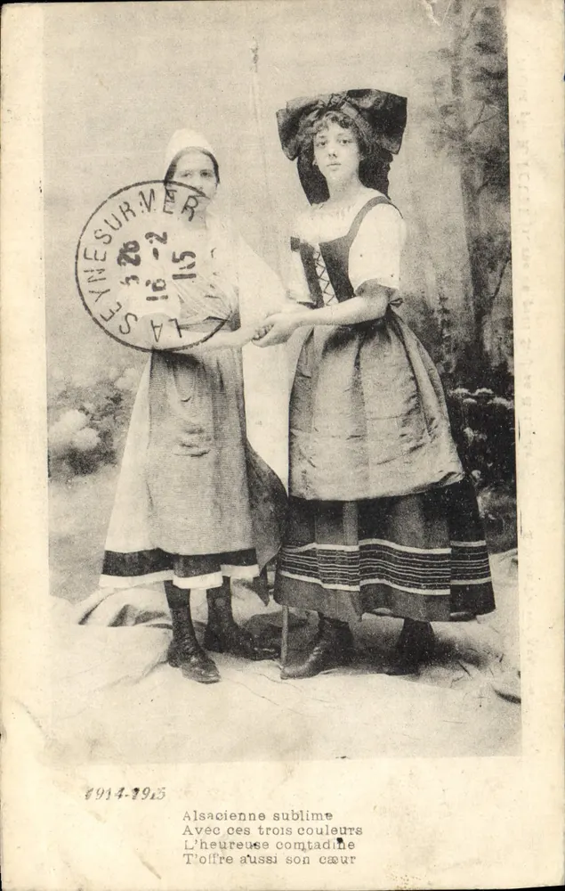Deux Alsaciennes en costume traditionnel — scène de studio — Édition Prevot Avignon - Frente