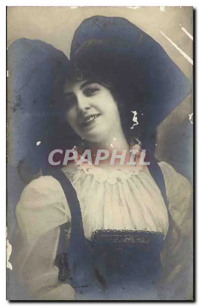 Jeune femme souriante — portrait en buste — éditeur non visible - Frente