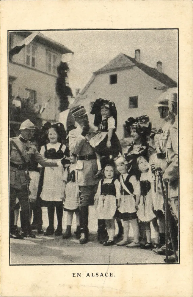 W Alzacji — dzieci w strojach tradycyjnych z żołnierzami — wydawca nieznany - Awers