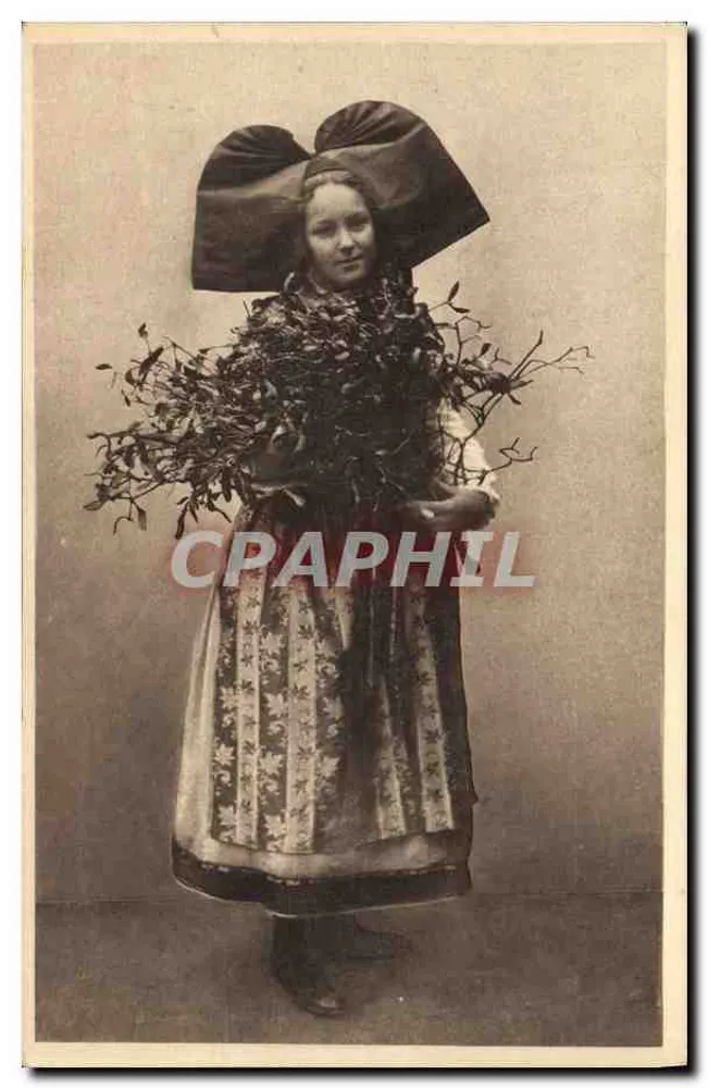 Jovem mulher em traje tradicional — vestido com motivos florais e chapéu de dois lados — Revue Almicienne, Strasbourg - Frente
