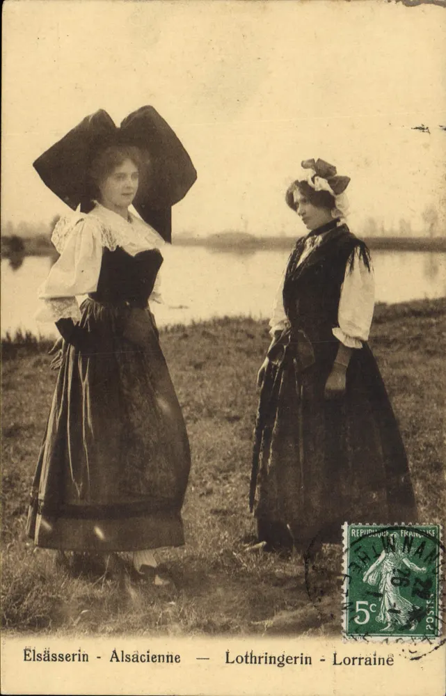 Duas mulheres em trajes regionais — Alsaciana e Lorena — editor Jul. Mania & Cie, Straßburg, n° 116 - Frente