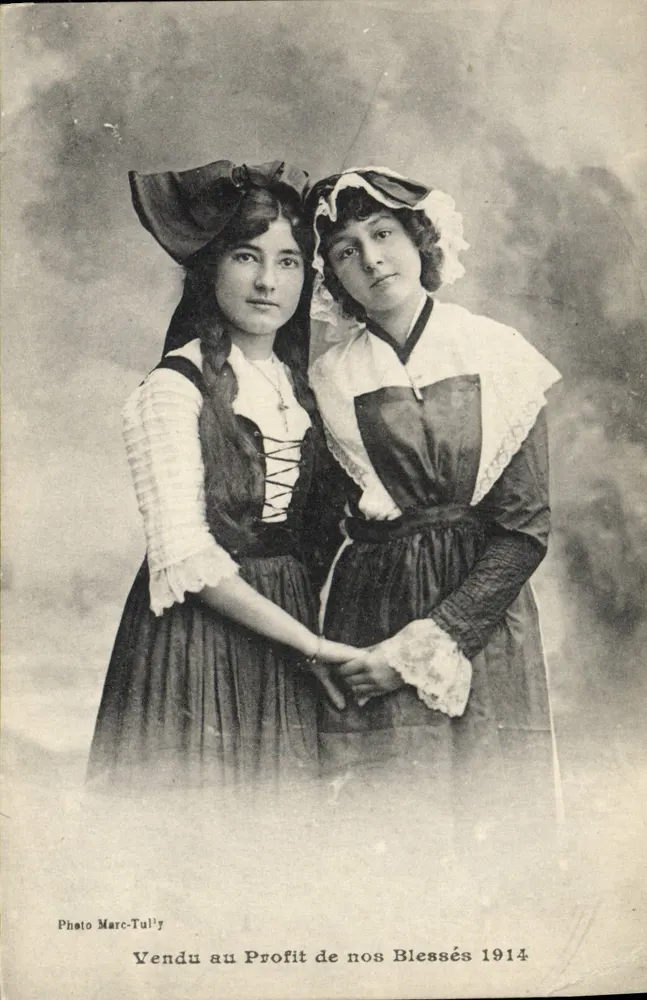Duas jovens mulheres em traje de guerra — Foto Marc-Tully — Vendido em Favor dos Nossos Feridos 1914 - Frente