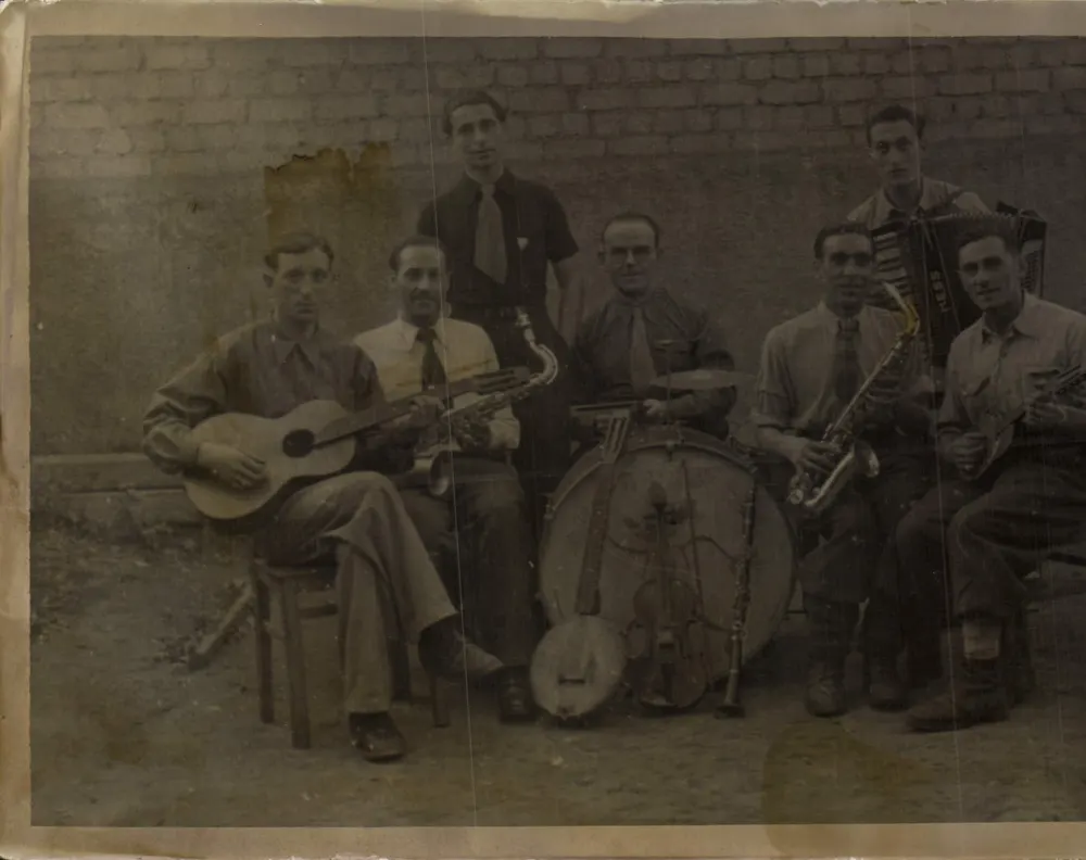 Grupo musical — fotografia em preto e branco — número de série ilegível - Frente