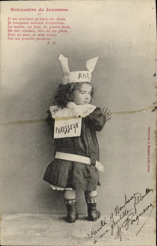 Kind im Kleid eines faulen Hasen — Erinnerungen an die Jugend — Fotograf A. Berneux & Cie, Namer - Vorderseite