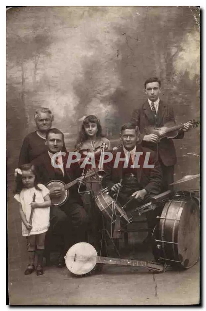Musikfamilie — Gruppe mit Musikinstrumenten — anonymer Verlag - Vorderseite