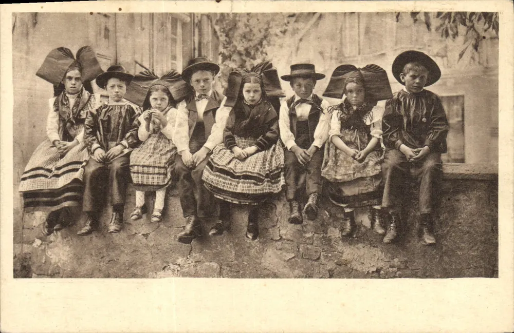 Crianças em trajes tradicionais — Strasbourg — Revue Alsacienne, n° 335 - Frente