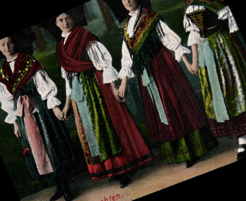 Mulheres em trajes tradicionais — Sujeto: Mulheres em trajes regionais — Editor: Emil Hartmann, Strasbourg, Número de série 11 - Frente