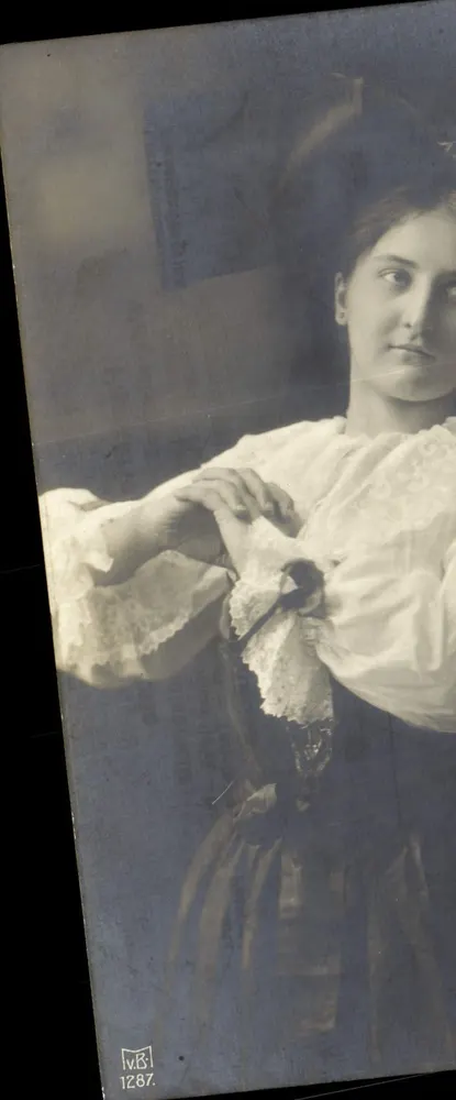 Jeune femme en robe à jabot — photographie — IVB 1287 - Frente