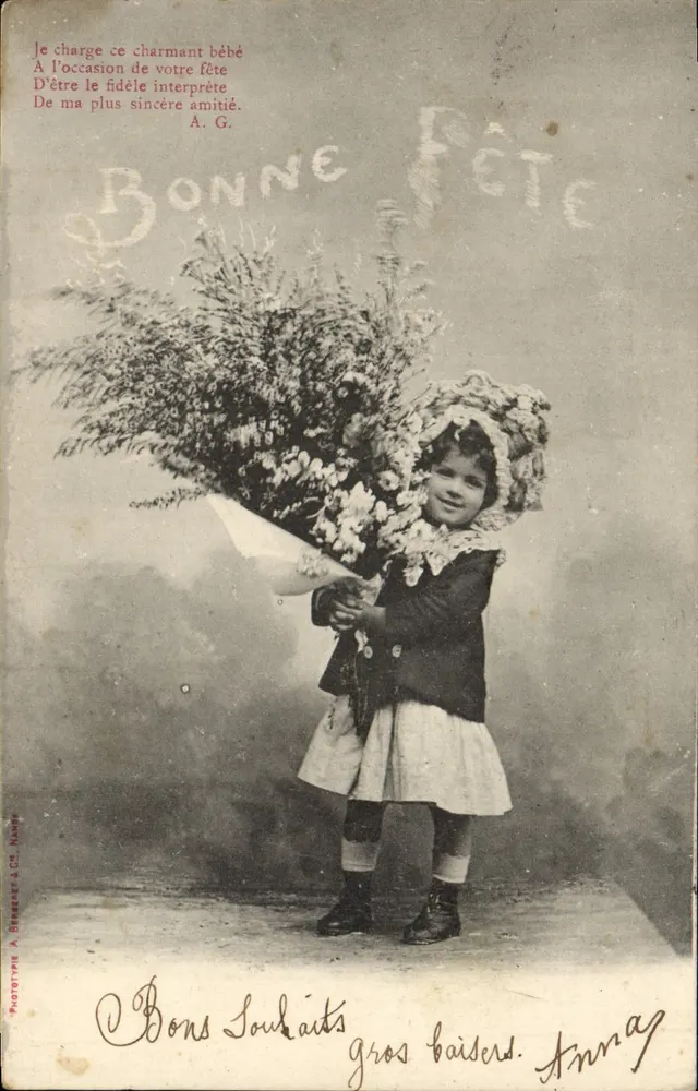 Kleine Mädchen in festlichem Kleid — mit Blumenstrauß — Fotograf A. Breneret & Cie, Annay - Vorderseite
